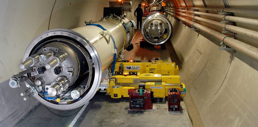 Der Large Hadron Collider in einem Tunnel.